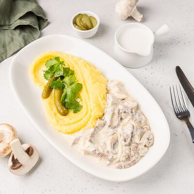 Бефстроганов с картофельным пюре, маринованными огурцами и луком с кинзой в АндерСон по цене 990 ₽