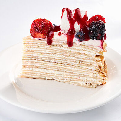 Блинный торт с ягодами и маршмеллоу (порция) в Udcкафе Upside Down Cake по цене 690 ₽