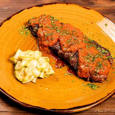 Стейк стриплойн, кабачки с текилой, сальса ла перфида в Трактир Колесо по цене 2068 ₽