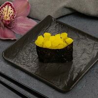 Гункан с такуаном в Суши Well