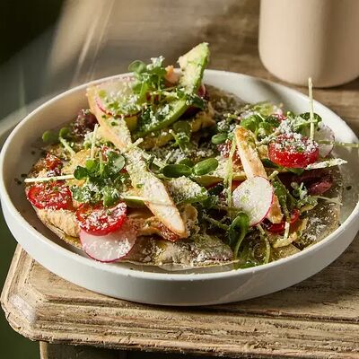 Злаковая хрустящая лепешка с курицей, хумусом и овощами в Ribambelle по цене 850 ₽