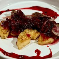 Утка с ананасами и брусничным соусомв Чо? Капчо!