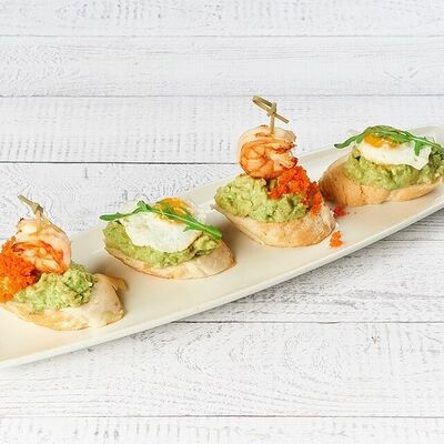 Мини брускетты с авокадо, креветкой и перепелиным яйцом в АндерСон по цене 720 ₽