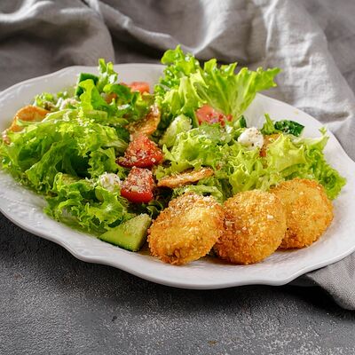 Фермерский салат с адыгейскими сырниками, сезонными овощами и жареной грудкой в Бабка Тарахто по цене 605 ₽