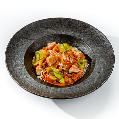 Феттуччине с лососем и кабачками в томатно-сливочном соусе в The Brasserie по цене 940 ₽