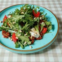 Салат с рукколой и вялеными помидорами в Da Vinci Coffee