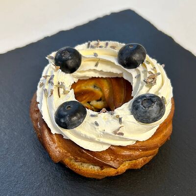 Кольцо с черной смородиной в Круассан Дорэ по цене 405 ₽