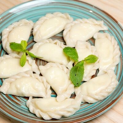 Вареники Творческие со сметаной в Хлебное ухо по цене 360 ₽