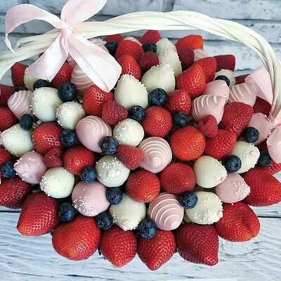 Корзина L №3 в Мир клубники в шоколаде по цене 16000 ₽