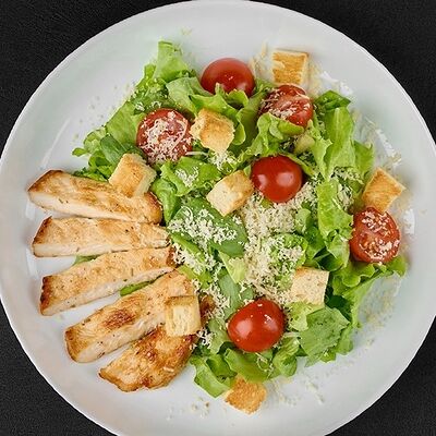 Салат Цезарь с курицей в Parmezan по цене 543 ₽