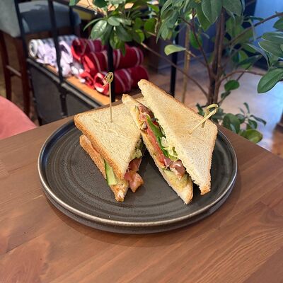 Сэндвич утренний с беконом и финиками в История любви по цене 360 ₽