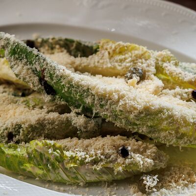 Салат ромейн с креветками и соусом вителло романо в Гастрономический ресторан Москва по цене 1050 ₽