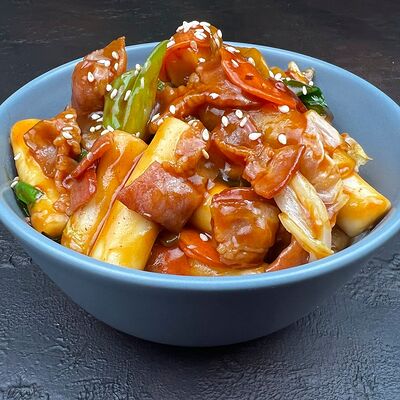 Токпокки с беконом и овощами в соусе Барбекю в Korean Chick по цене 577