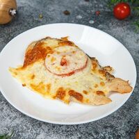 Грудка куриная, запеченная с томатом и сыром в Family Food