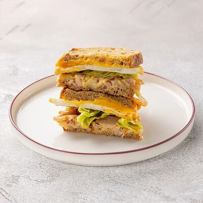 Сэндвич на цельнозерновом хлебе Цыплёнок и два сыра в Шоколадница по цене 495 ₽