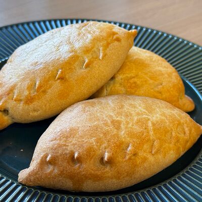 Пирожок с луком и яйцом в Панда по цене 90 ₽