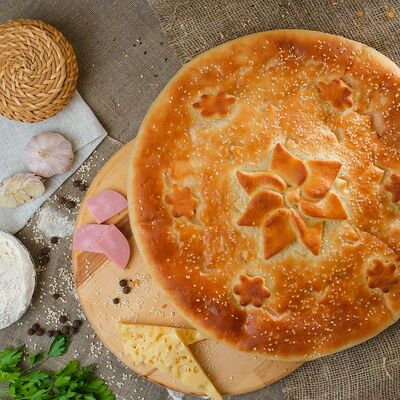 Пирог с ветчиной и сыром в Пироги по-коми по цене 2099 ₽