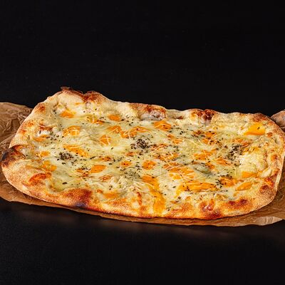 Пицца Четыре сыра в MOS Lounge & Bar по цене 790 ₽