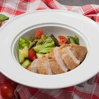 Овощной салат с индейкой в Perotti Pizza