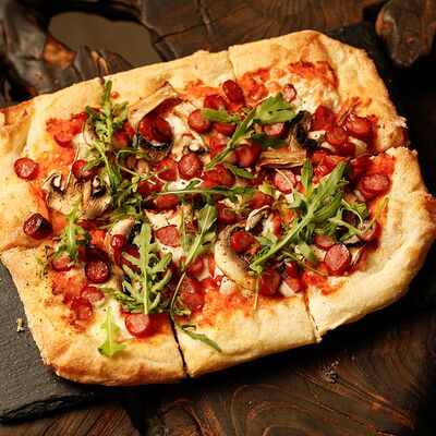 Пицца с колбасками и грибами в Культура бар по цене 930 ₽