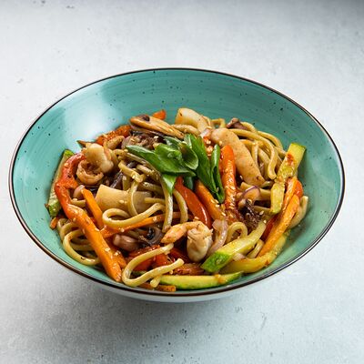 Лапша удон с морепродуктами в Wok & Roll по цене 499 ₽