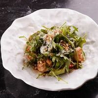 Салат с перечной руколой и креветками в Anooka