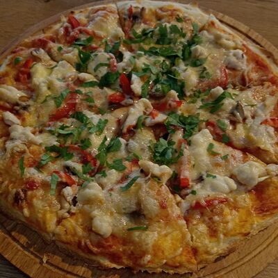 Пицца с куриной грудкой и шампиньонамив Карбонара по цене 479 ₽