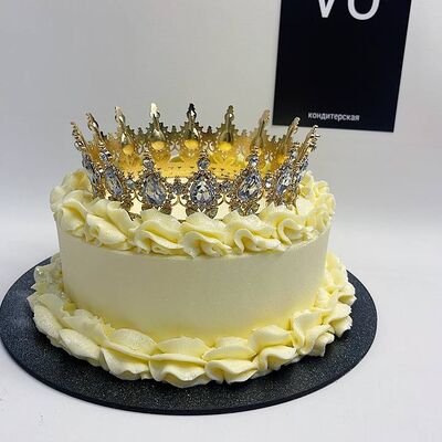 Торт с короной, рюшами и блесткамив Кондитерская VO по цене 5800 ₽
