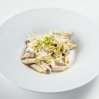 Паста пенне альфредо с цыпленком в Космос по цене 570 ₽