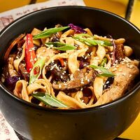 Вок с курицей и грибами в устричном соусе в Bao