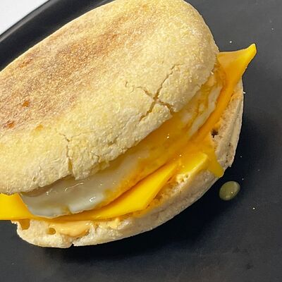 Маффин с яйцом и куриной котлетой в Moyo по цене 195 ₽