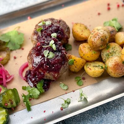 Котлеты из баранины с брусничным соусом в Food market skolkovo по цене 1100 ₽