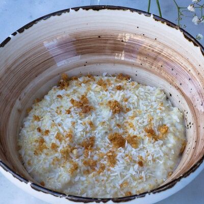 Пшенная каша с кокосовым молоком и кокосовой стружкой в Kamakura по цене 395 ₽