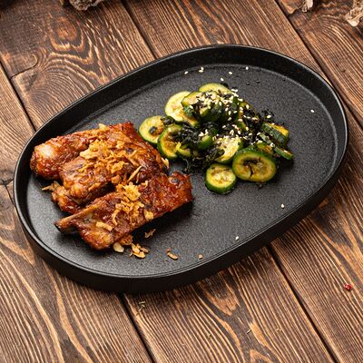 Рёбрышки свиные в соусе барбекю с битыми огурцами в Паб 357 по цене 455 ₽