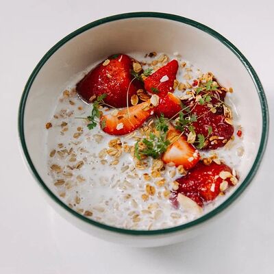 Овсяная каша с гранолой и клубникойв SOVA по цене 490 ₽