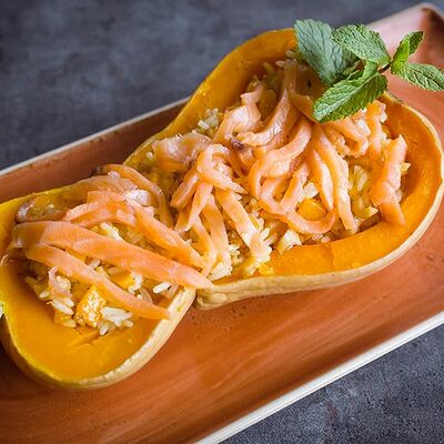 Плов в тыкве с подкопченной семгой в Дюшес по цене 600