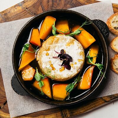 Камамбер запеченный с хурмой и виноградом в Кафе Biscuit по цене 720 ₽