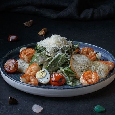 Цезарь с креветками в Изи Паб по цене 695 ₽