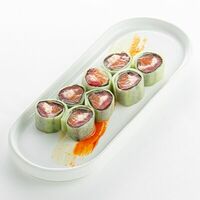 Ролл лосось с тунцом блюфин и огурцом в Mkitchen