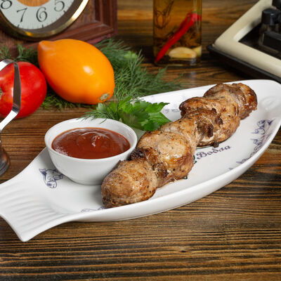 Шашлык из свинины с маринованным луком и соусом в Вобла по цене 450 ₽