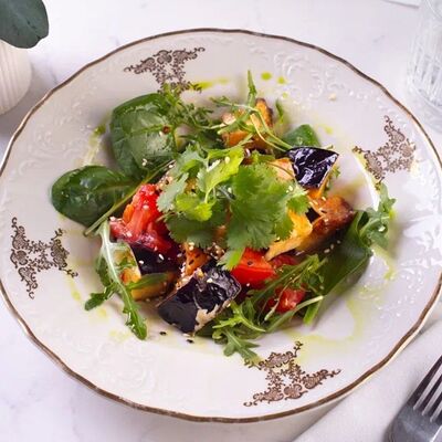 Теплый салат с хрустящими баклажанами и свежими томатами в Лобби бар по цене 780 ₽