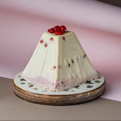 Пасха творожная Клубничнаяв Машенькины пироги по цене 1380 ₽