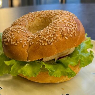 Бейгл с куриной грудкой и соусом Цезарь в Кофейня Бодрячино по цене 379 ₽