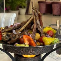 Каре ягненка с овощами и картофелем в Crystal