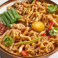 Пад Тай с курицей и жареным яйцом в Сакура