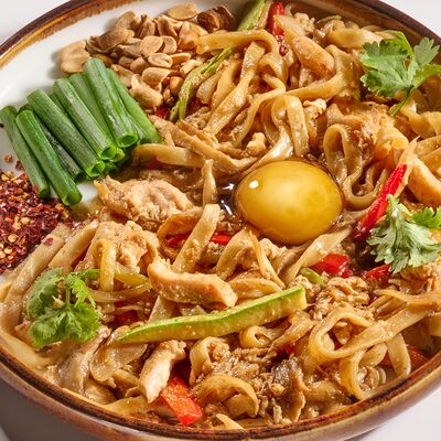 Пад Тай с курицей и жареным яйцом в Сакура по цене 739 ₽