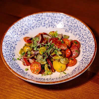 Салат охотничий с копчеными колбасками в Тбиладжио по цене 550 ₽