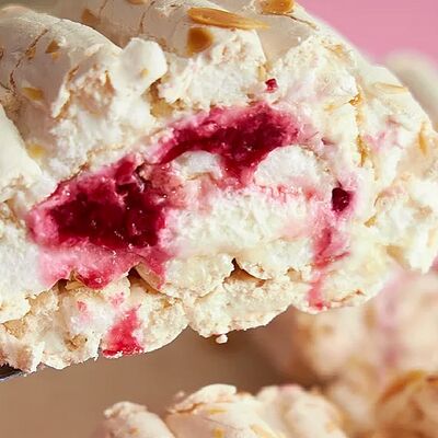 Меренговый рулет с малиной в Кусай эклер по цене 240 ₽