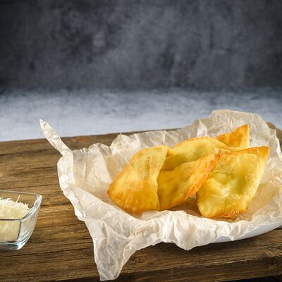 Мини-чебуреки с сыром и зеленью со сметанным соусом в CAFE BREAKFAST & LUNCH по цене 349 ₽