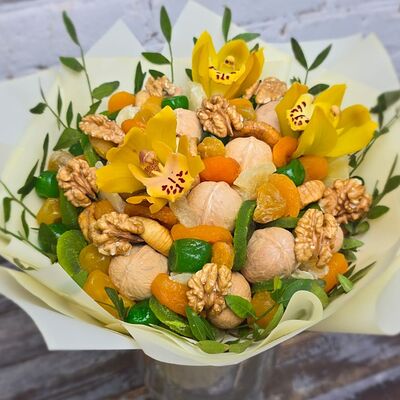 Букет из сухофруктов, орехов и цукатов с орхидеями в Buketonline - Съедобные букеты и клубника в шоколаде по цене 5610 ₽